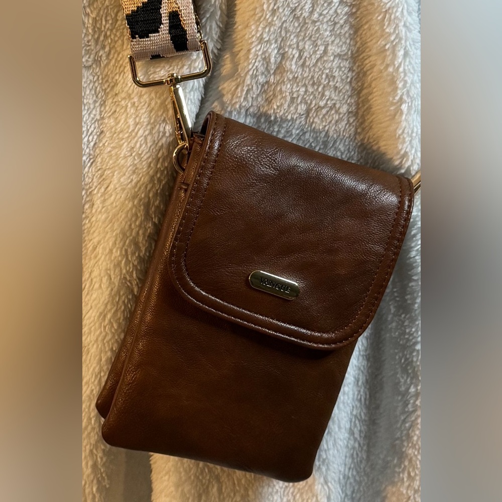 VANGUE Crossbody faux leather 4 compartments 2 cardholders detachable strap NWOT - Picture 9 of 9